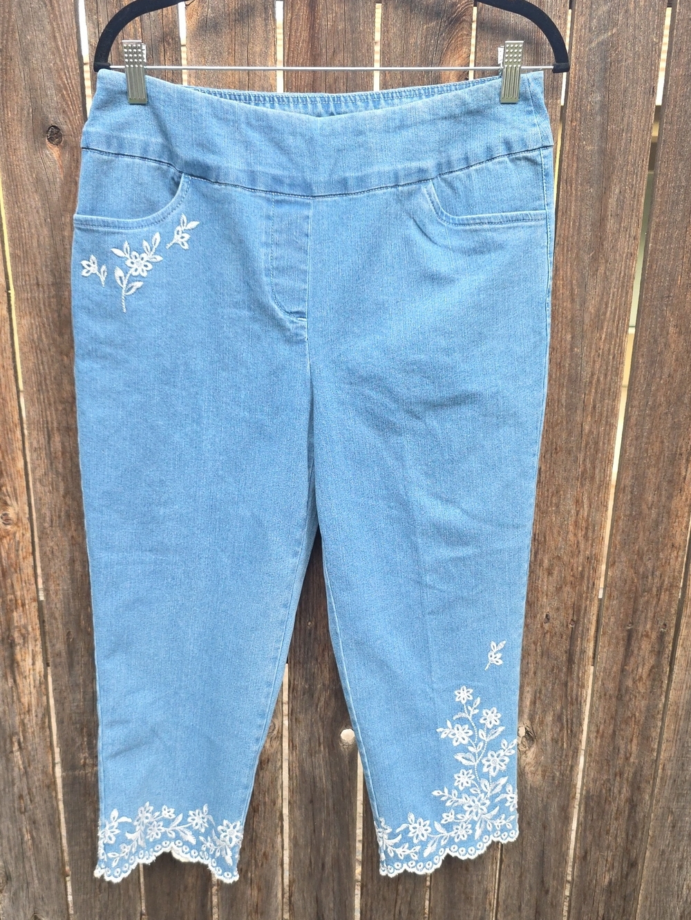 Alfred Dunner Light Blue Cropped Jeans with White Floral Embroidery Stretch